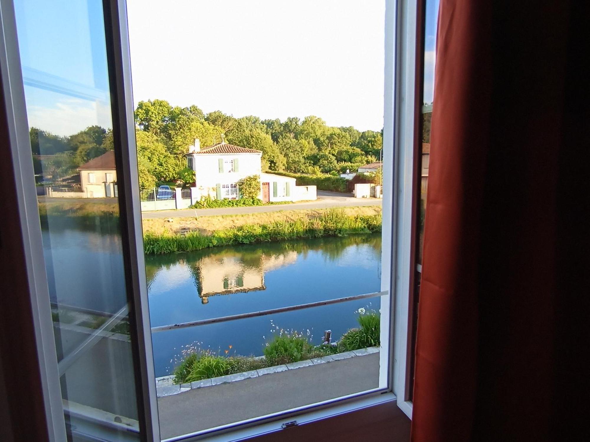 Au Bord De L'Eau Coulon Exterior foto